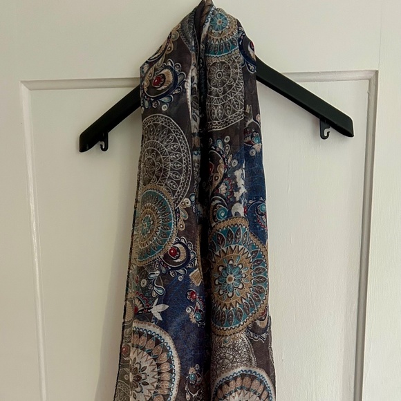 Viscose patterned scarf - Picture 1 of 5